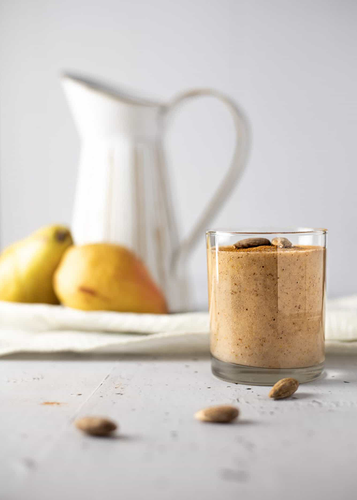 Hormone Balancing Vegan Smoothie With Almond, Maca & Cinamon